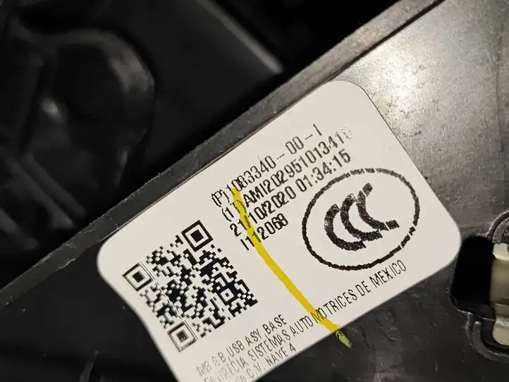 Tesla Model 3 (2017 - 2023) 108334000I Бардачок в сборе — фото 6