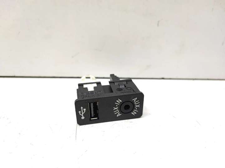 9229246 BMW 3 F30 F35 F31 USB jungtis