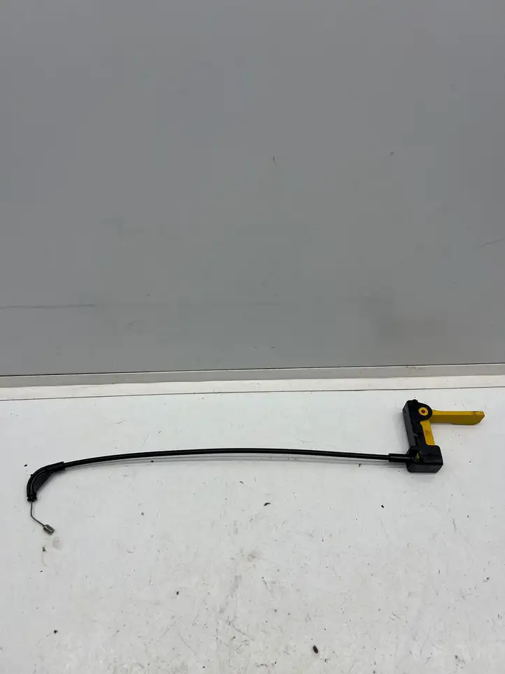 Renault Megane E-Tech (2022 - ) Ручка открытия капота — фото 4