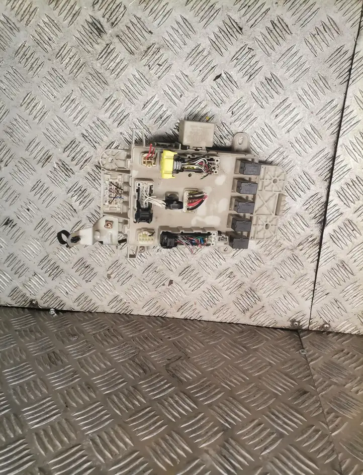 Toyota RAV 4 (XA20) (2000 - 2005) Блок предохранителей — фото 1