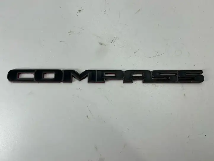 Jeep Compass (2017 - ) 68292421AA Эмблема модели на переднюю дверь — фото 4