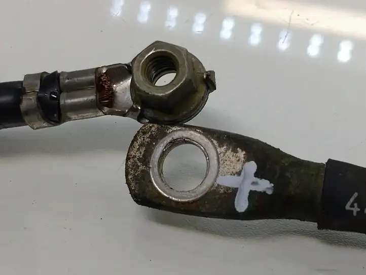 Volkswagen Transporter-Caravelle (1990 - 2003)  9805943 Плюсовый провод (аккумулятора)