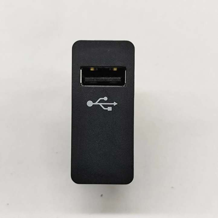 6820397 BMW 2 F45 USB jungtis