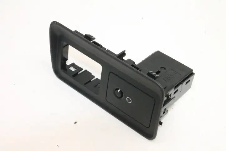 Land Rover Discovery Sport (2014 - 2019) GK7211654DB Кнопка фаркопа в багажнике — фото 2