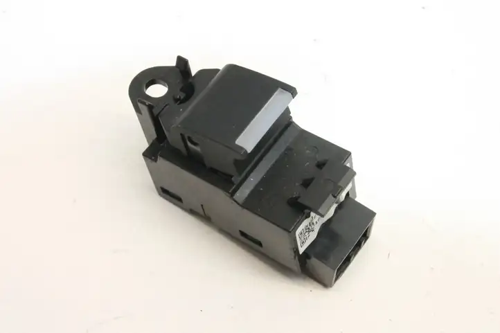 Land Rover Discovery Sport (2014 - 2019) FK7214717AB Кнопка фаркопа в багажнике — фото 2