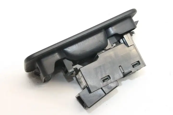 Land Rover Discovery Sport (2014 - 2019) FK7214717AB Кнопка фаркопа в багажнике — фото 3
