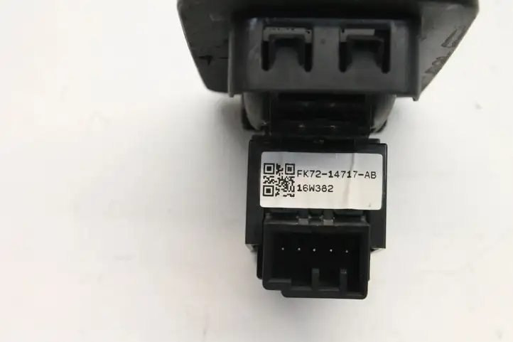 Land Rover Discovery Sport (2014 - 2019) FK7214717AB Кнопка фаркопа в багажнике — фото 4