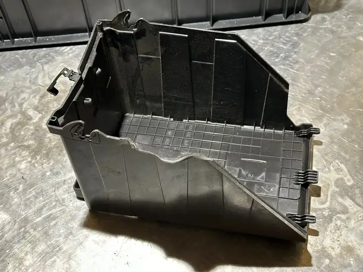Citroen DS4 (2010 - 2016) 9687472580 Крышка ящика аккумулятора — фото 1