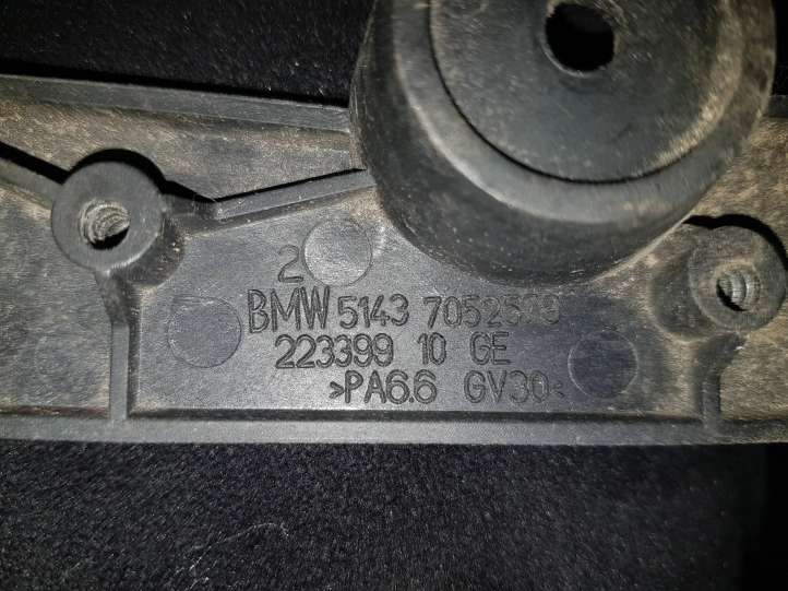 51437052579 BMW 5 E60 E61 Variklio dangčio (kapoto) rankenėlė