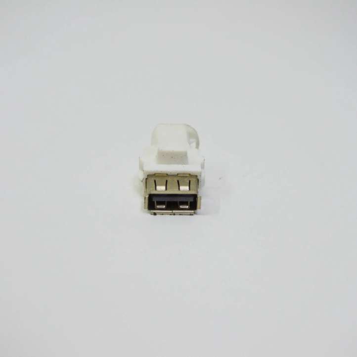 9390501 BMW 5 G30 G31 USB jungtis