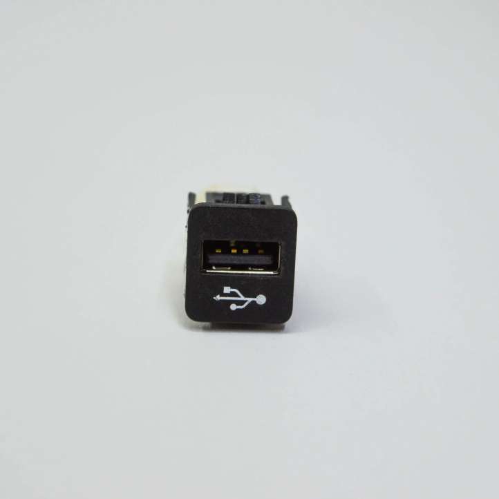 745580 BMW 5 G30 G31 USB jungtis