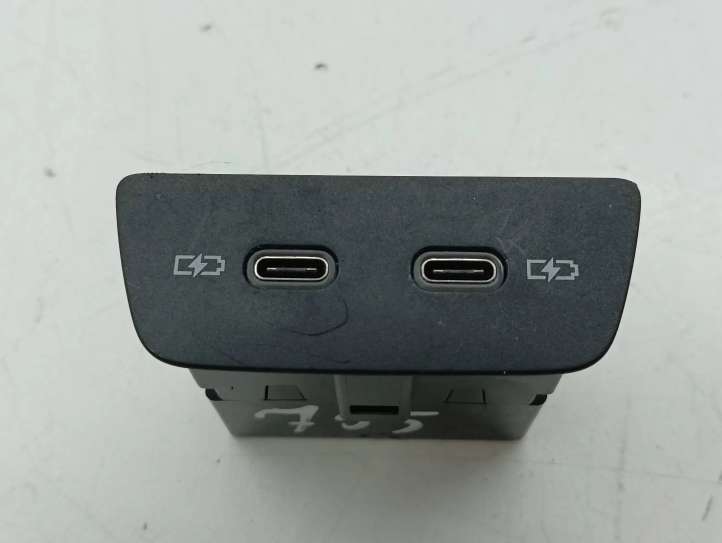 2G6035954 Volkswagen Golf VIII USB jungtis