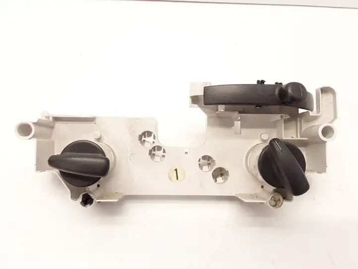 Toyota Yaris Verso (1999 - 2005) 758277 Отделка блока климат-контроля — фото 1