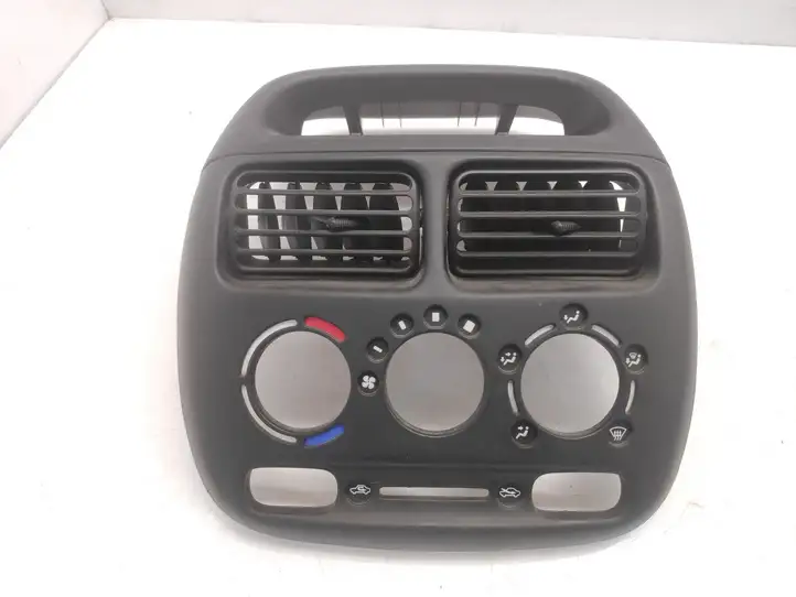 Suzuki Ignis (2000 - 2003) 7382180G0 Центральный воздушный дефлектор — фото 1