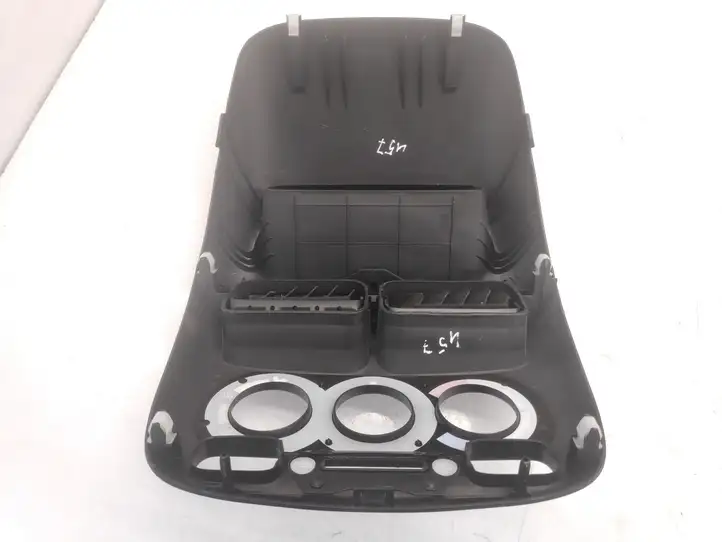 Suzuki Ignis (2000 - 2003) 7382180G0 Центральный воздушный дефлектор — фото 5