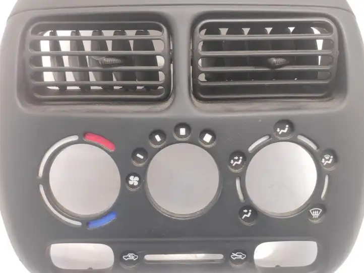 Suzuki Ignis (2000 - 2003) 7382180G0 Центральный воздушный дефлектор — фото 6