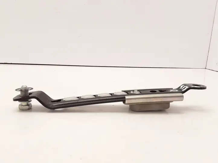 Suzuki Swift (2004 - 2010)   Регулятор высоты ремня безопасности