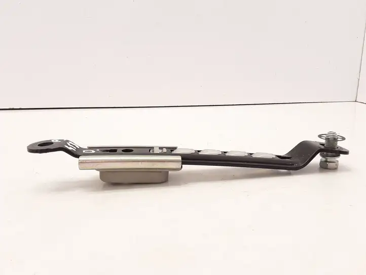 Suzuki Swift (2004 - 2010)   Регулятор высоты ремня безопасности