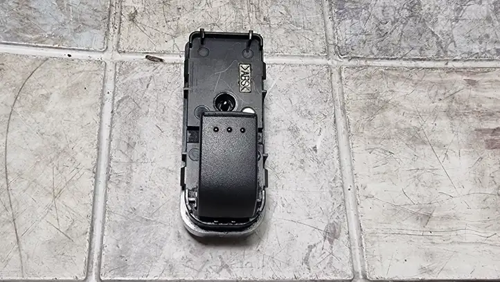 Mazda 5 (2005 - 2010) CC5166380A Кнопка стеклоподъемников — фото 1