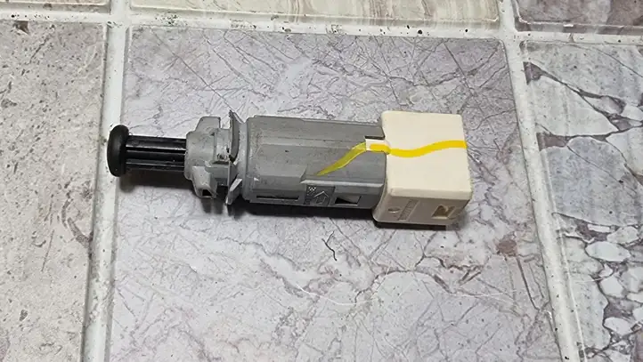 Mitsubishi Colt (2004 - 2008) MR977584 Датчик педали тормоза — фото 2