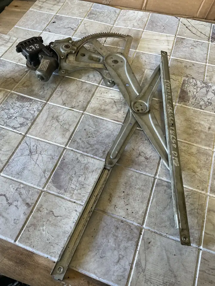 Toyota Corolla Verso E121 (2001 - 2004) 698300F020 Стеклоподъемник задней двери — фото 1