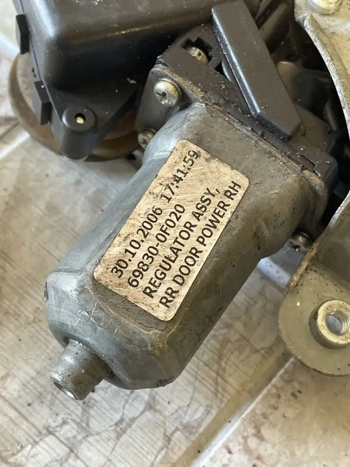 Toyota Corolla Verso E121 (2001 - 2004) 698300F020 Стеклоподъемник задней двери — фото 2