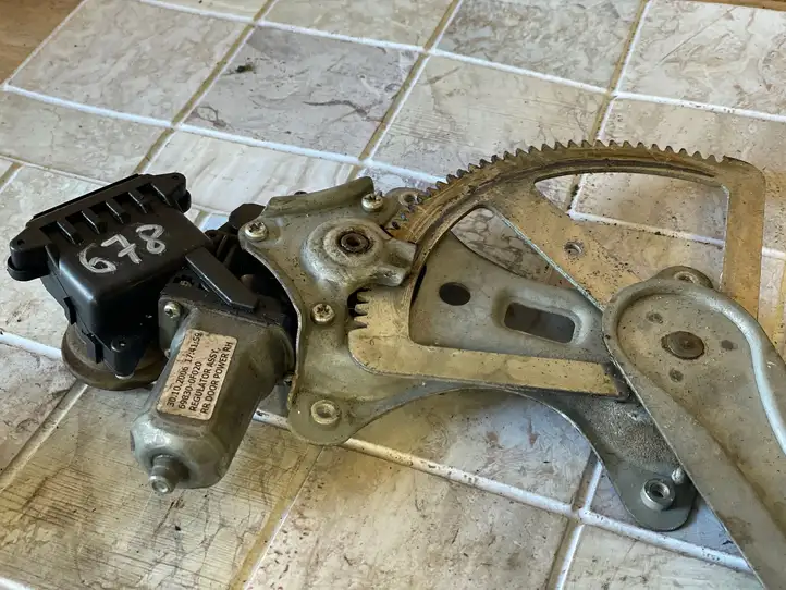 Toyota Corolla Verso E121 (2001 - 2004) 698300F020 Стеклоподъемник задней двери — фото 3