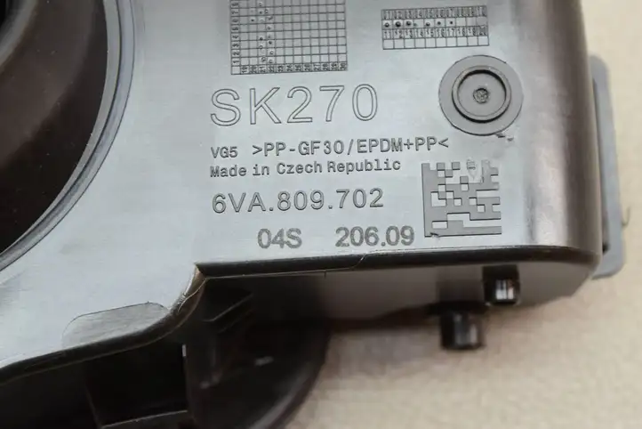 Skoda Fabia Mk4 (6VA) (2021 - ) 6VA809702 Отделка лючка топливного бака — фото 6