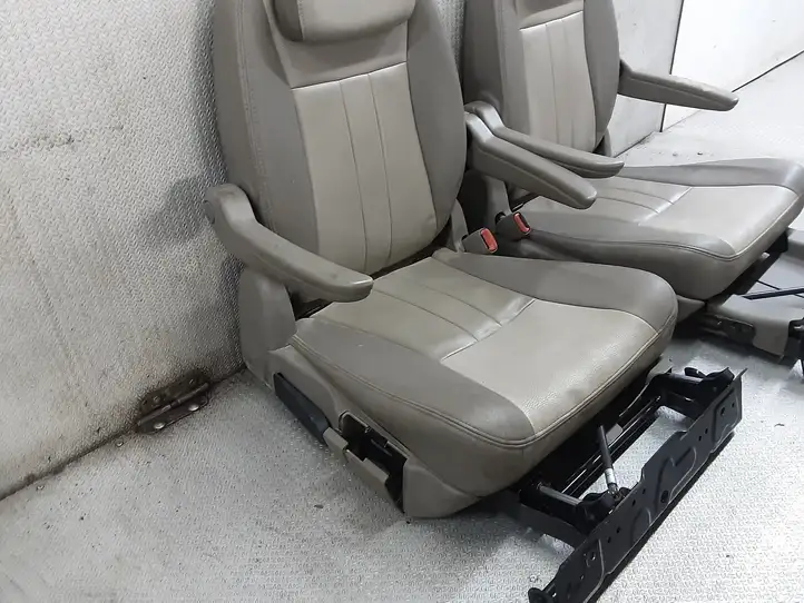 Chrysler Voyager (2004 - 2007) Второй ряд сидений — фото 2