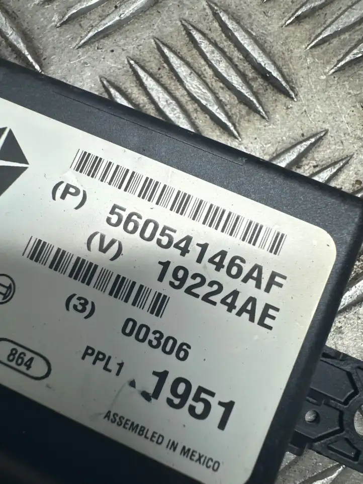 Jeep Grand Cherokee (2010 - 2021) 56054146AF Блок управления парктрониками — фото 3