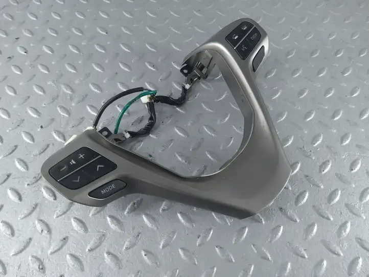 Toyota Avensis T270 (2009 - 2012) QA1024757 Кнопки на рулевом колесе — фото 1