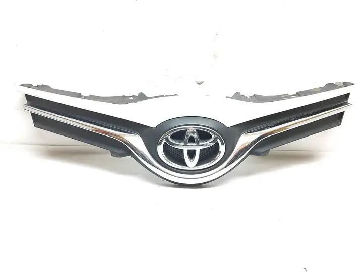 Toyota Yaris (2014 - 2019) 531110D810 Верхняя решетка радиатора — фото 1