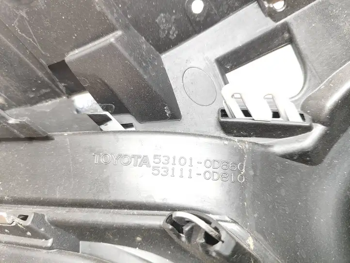 Toyota Yaris (2014 - 2019) 531110D810 Верхняя решетка радиатора — фото 3
