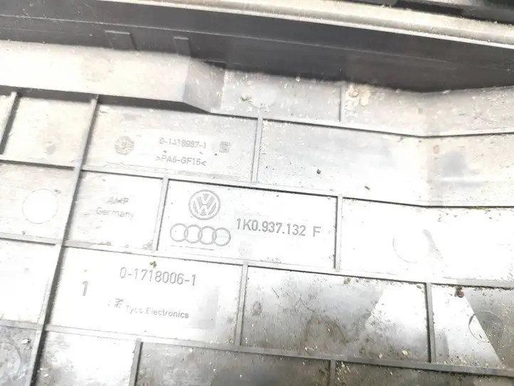 Volkswagen Touran II (2010 - 2016) 1K0937132F Крышка ящика предохранителей — фото 3