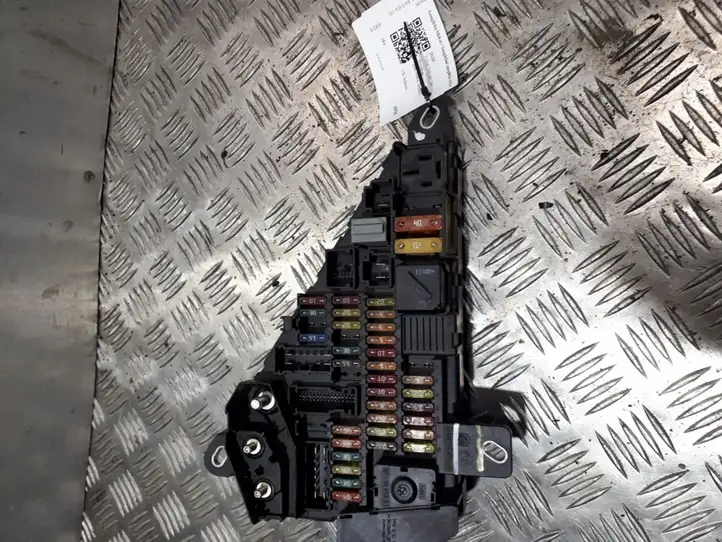 BMW 5 E60 E61 (2004 - 2010)  6906588 Блок предохранителей