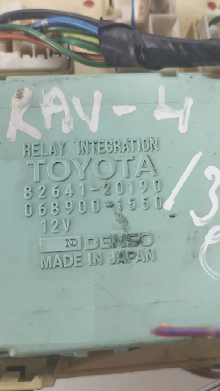 Toyota RAV 4 (XA20) (2000 - 2005) 8264120190 Блок предохранителей (комплект) — фото 2