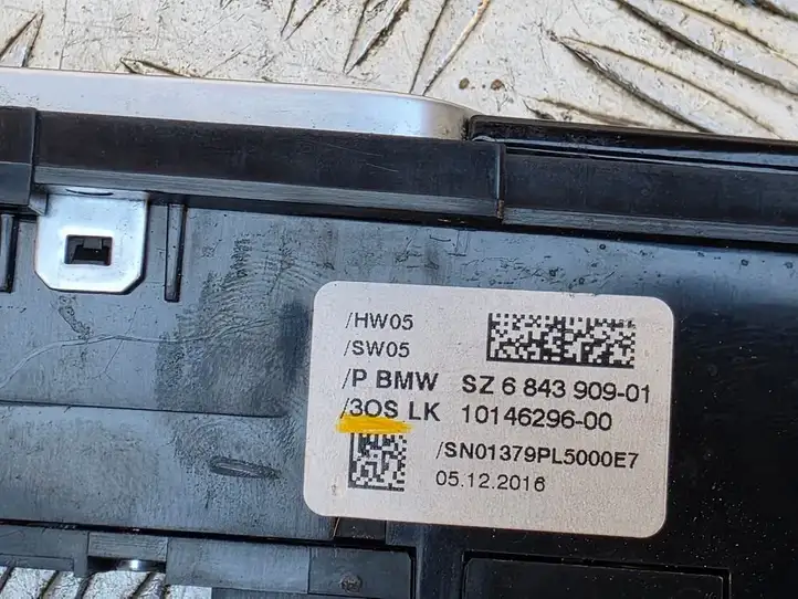 BMW 5 G30 G31 (2016 - ) 6843909 Блок кнопок на панели — фото 2