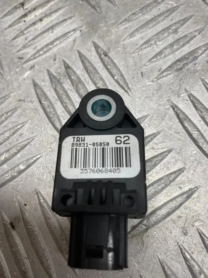Toyota Avensis T270 (2015 - 2018) 8983105050 Датчик удара SRS — фото 2