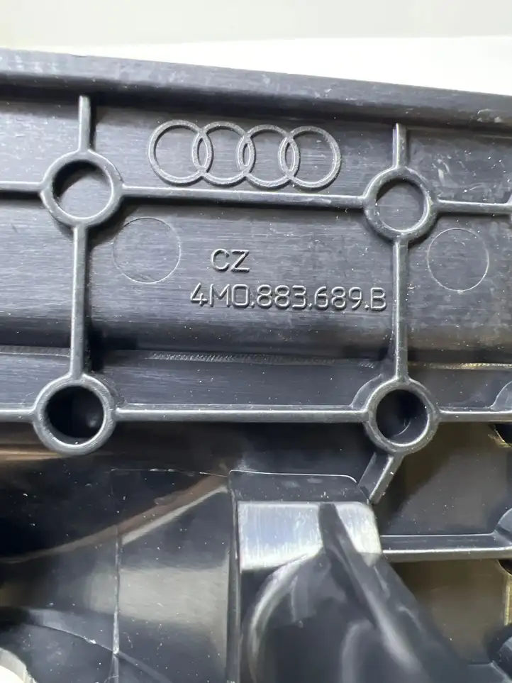 Audi Q7 4M (2015 - ) 4M0883689B Накладка направляющей задних сидений — фото 3