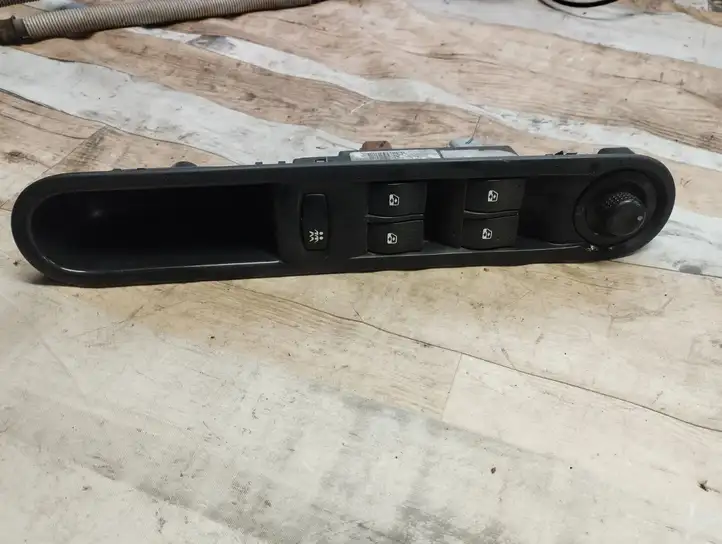 Renault Espace - Grand espace IV (2004 - 2014) 8200328425 Блок кнопок стеклоподъемников — фото 1