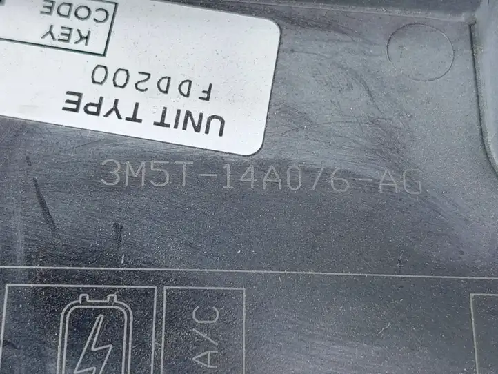 Ford Focus (2008 - 2011) 3m5t14a076ag Крышка ящика предохранителей — фото 3