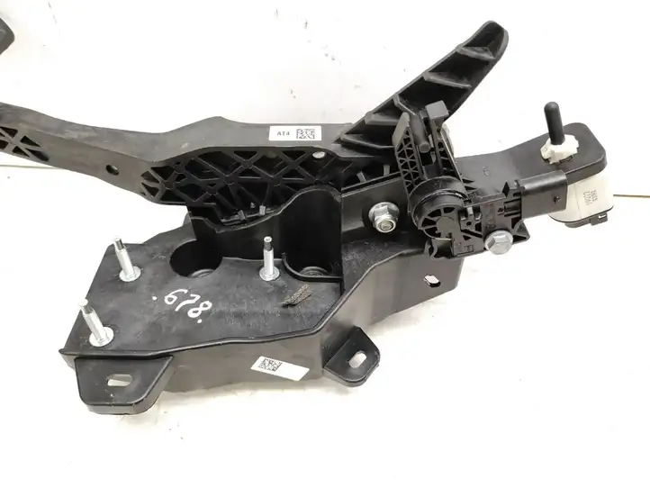 Opel Corsa F (2019 - ) 9829474380 Тормозная педаль — фото 2