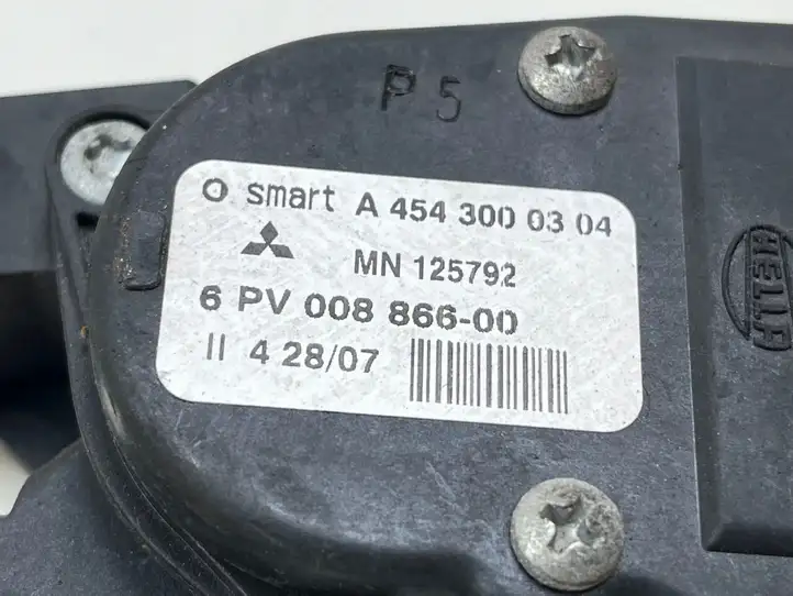Mitsubishi Colt (2004 - 2008) A4543000304 Педаль акселератора — фото 4