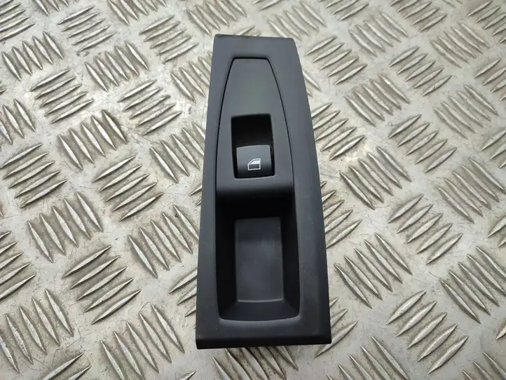 BMW 2 F46 (2015 - ) 18704610 Блок кнопок стеклоподъемников — фото 1