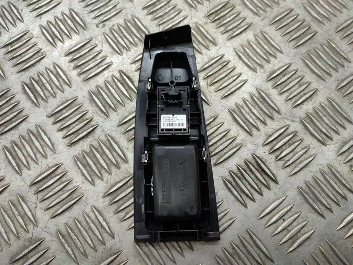 BMW 2 F46 (2015 - ) 18704610 Блок кнопок стеклоподъемников — фото 2