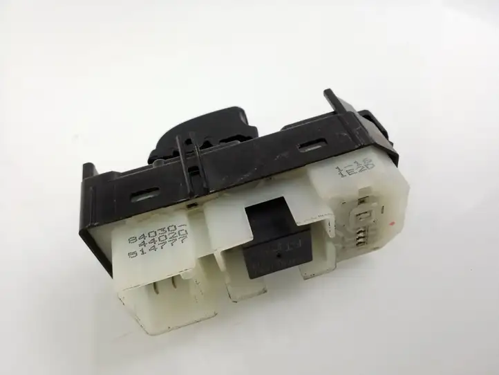 Toyota Avensis Verso (2001 - 2004) 8403044020 Блок кнопок стеклоподъемников — фото 2