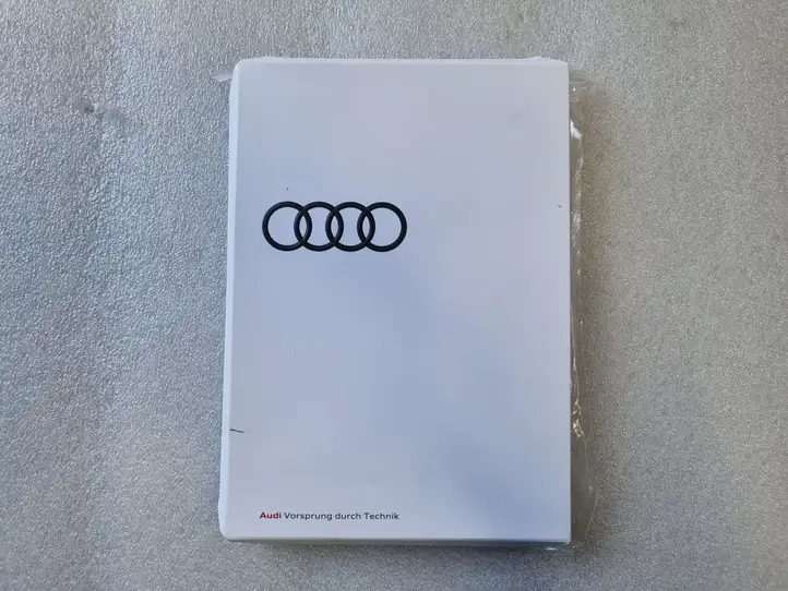 Audi Q3 F3 (2018 - ) 83A012721BJ Сервисная книжка — фото 1