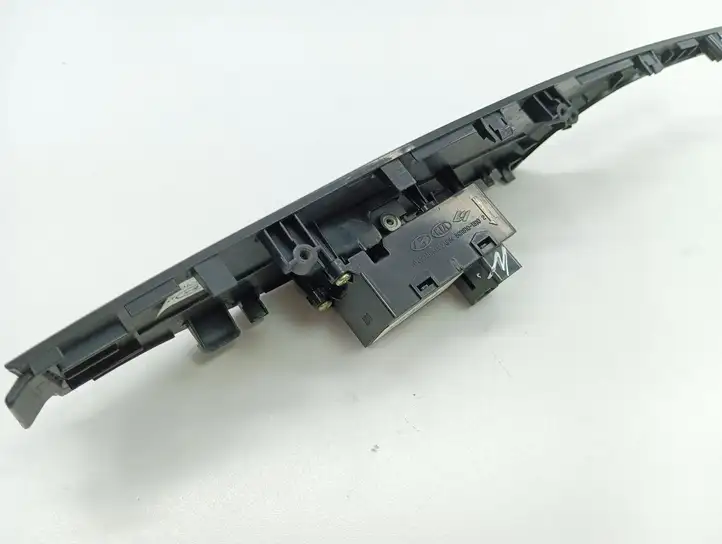 Hyundai i40 (2011 - )  935753Z200 Кнопка стеклоподъемников