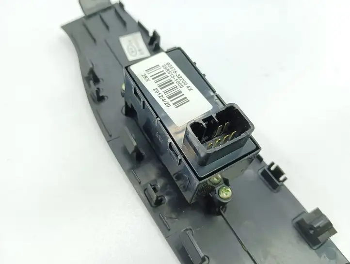 Hyundai i40 (2011 - )  935753Z200 Кнопка стеклоподъемников