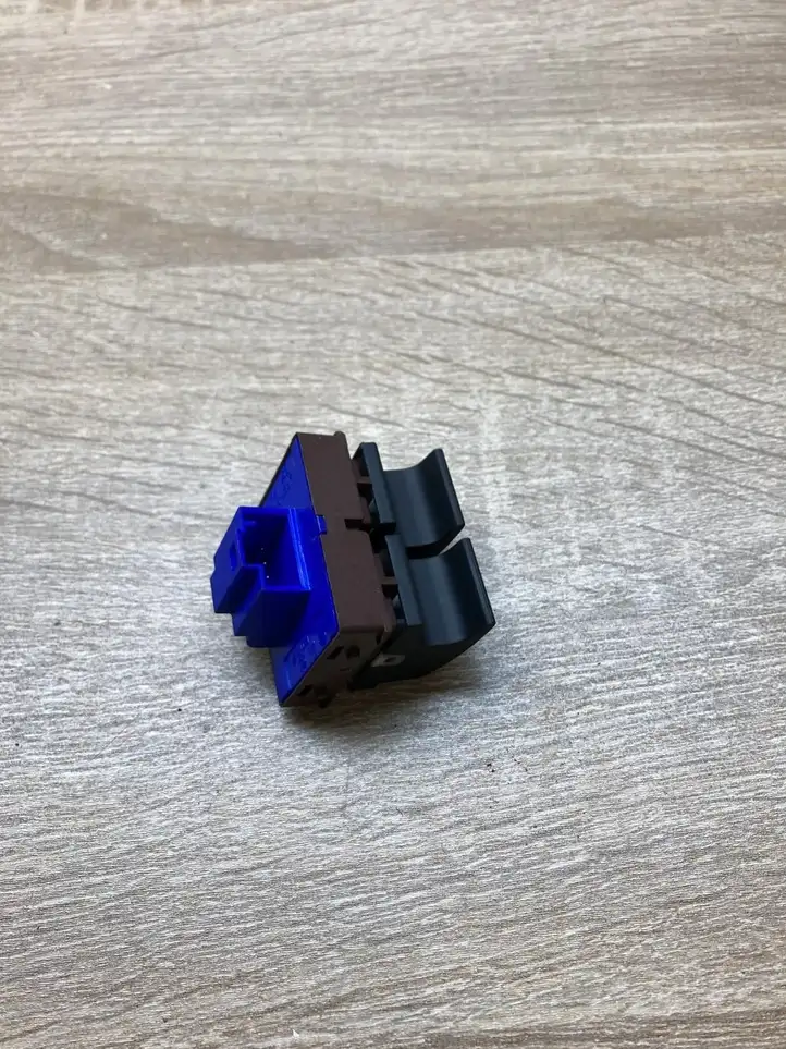 (2005 - 2010) B6fueltankswitch Включатель открытия топливного бака — фото 3